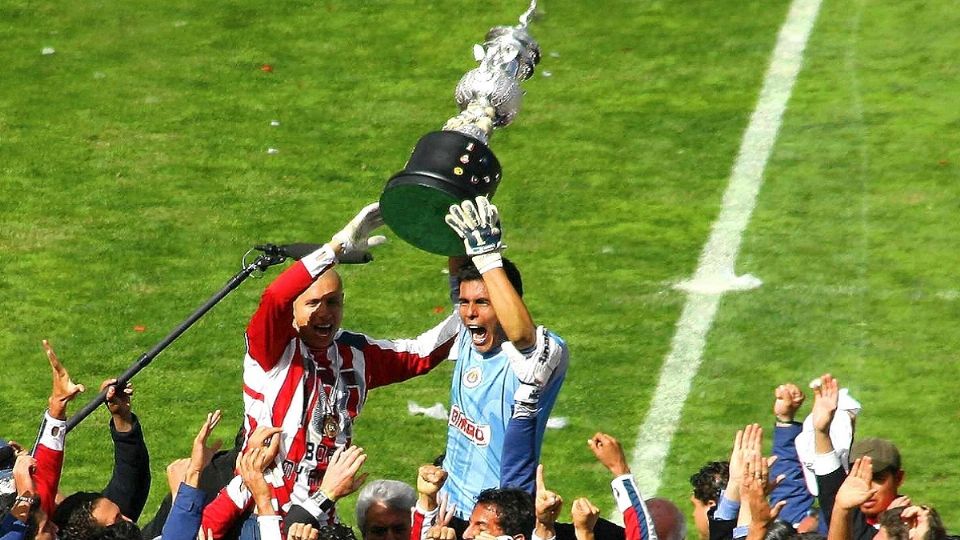 El campeonato que Chivas ganó a Toluca en La Bombonera, contó con un gran equipo; Osvaldo Sánchez levantó el trofeo. Foto: Mexsport