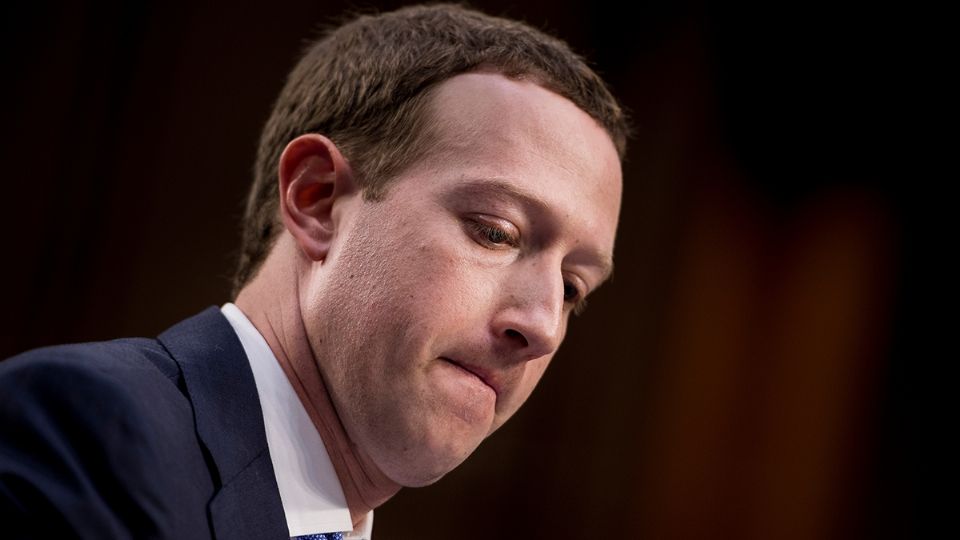 Mark Zuckerberg basó su modelo de negocio en la venta de datos de usuarios. Foto: Especial.