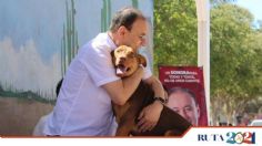 Alfonso Durazo abraza a Chocolate, perrito callejero que enterneció su visita a Cajeme