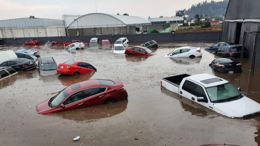 Fuertes lluvias provocan inundaciones en Metepec; decenas de autos son captados flotando: VIDEO