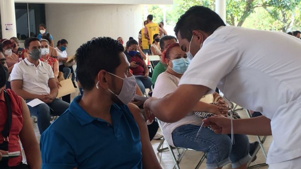 El gobierno de Colima confirmó que han recibido su dosis 19 mil 623 trabajadoras y trabajadores de educación en activo. Foto: Especial