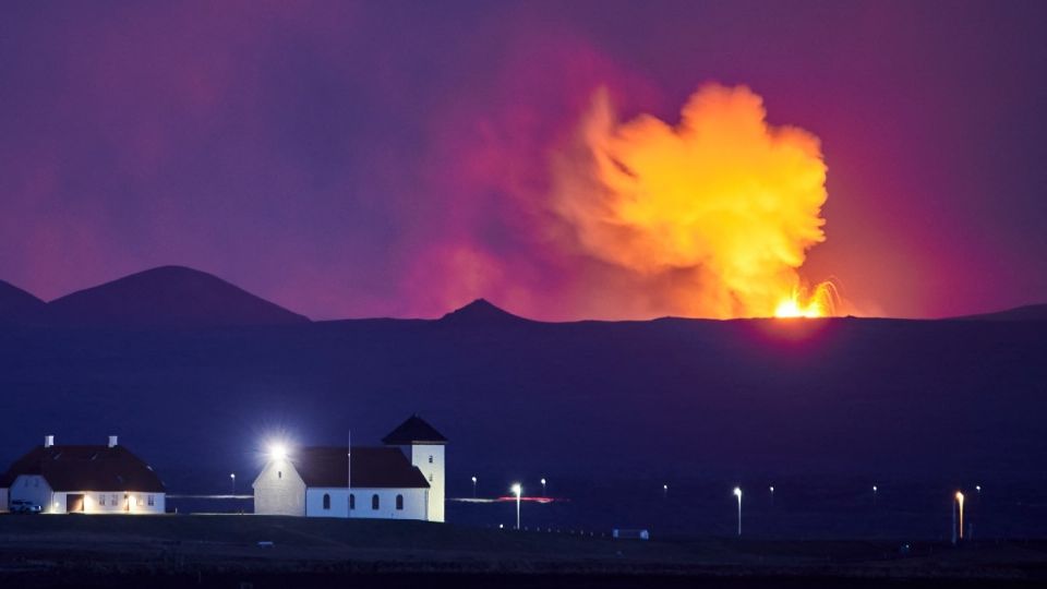 Tras 50 días de la erupción volcánica, se ha documentado la formación de géiseres de lava. Foto: AFP