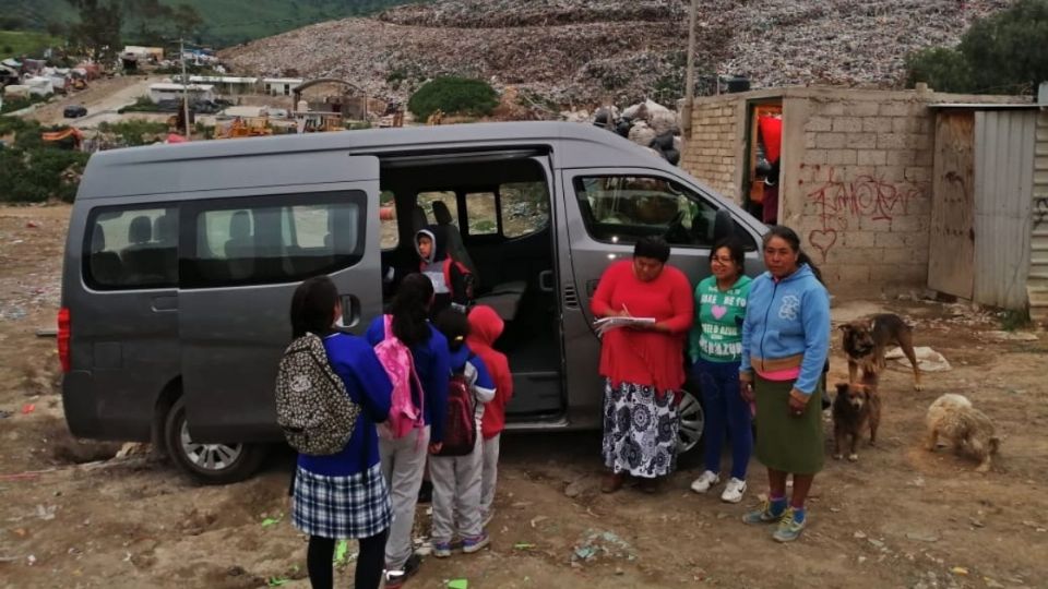 “A estos niños se les proporcionarán útiles escolares y uniformes sin ningún costo.”