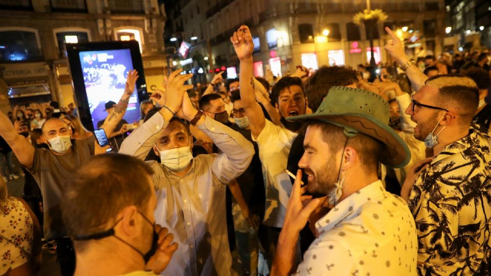 Los jóvenes salieron a la medianoche a festejar el fin del toque de queda. Foto: Reuters