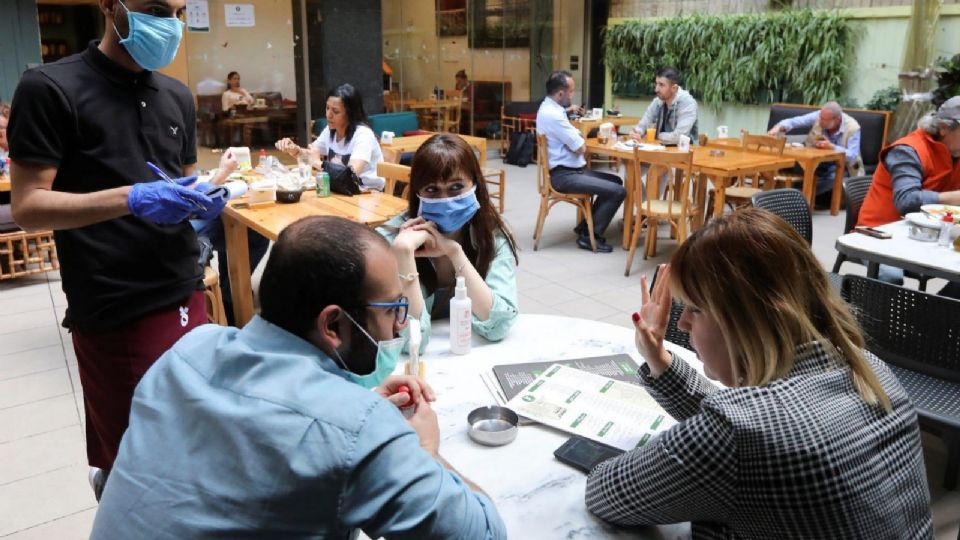 Pese a la reapertura, los restaurantes enfrentan consumidores con menos recursos. Foto: Reuters