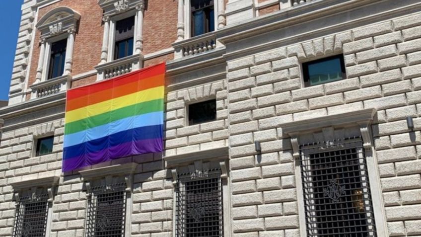 Embajada de EU en el Vaticano coloca bandera LGBT+ para celebrar mes del orgullo