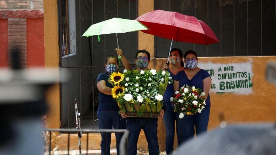 Tras perder la vida el cuerpo de Agueda, fue depositado en un féretro, el cual estaba rodeado de enormes coronas de flores. Foto: Reuters