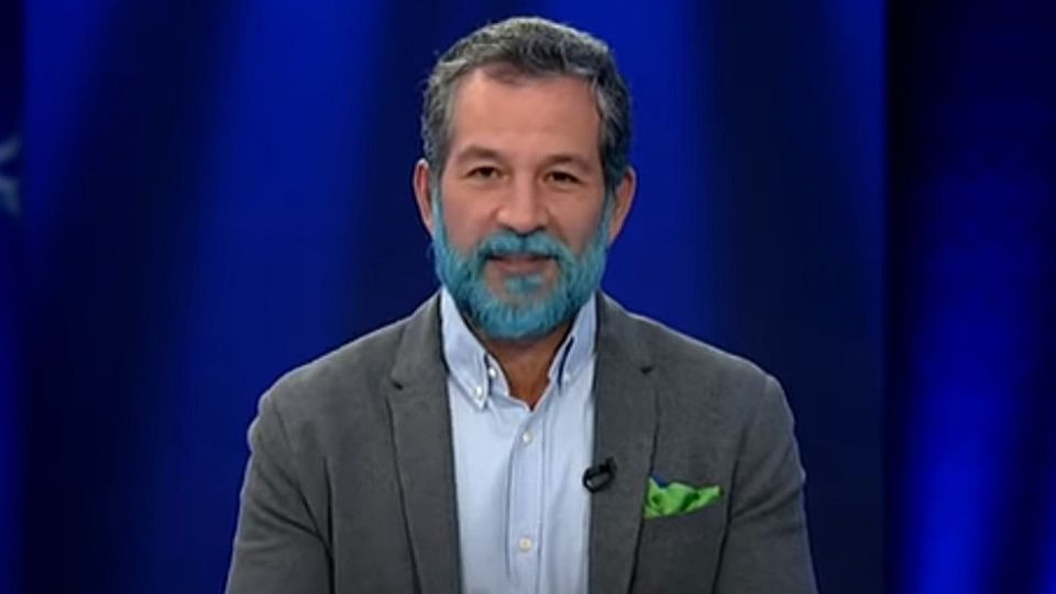 El comentarista deportivo Javier Alarcón portó con orgullo su barba color azul, por el triunfo de su equipo Cruz Azul. Foto: Captura de pantalla