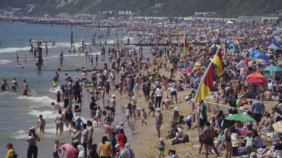 Los británicos aprovecharon el fin de semana feriado para ir a la playa. Foto: AP