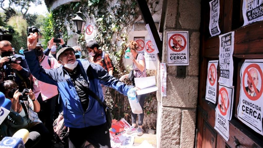 Manifestantes lanzan huevos contra la casa de Luis Echeverría a 50 años del “Halconazo”