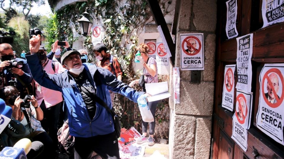 Los manifestantes pegaron carteles con leyendas contra el expresidente Luis Echeverría. Foto: EFE