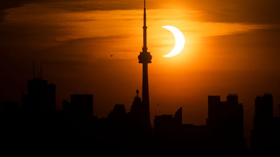 VISTA. Se pudo observar a la Luna bloqueando al Sol. Foto: AFP