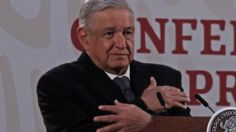 AMLO se detiene 20 veces para repartir abrazos rumbo a Pinotepa Nacional