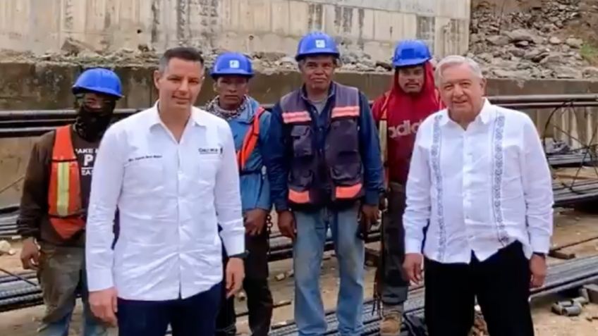 AMLO supervisa construcción de carretera en Oaxaca; rinde homenaje a trabajadores: VIDEOS