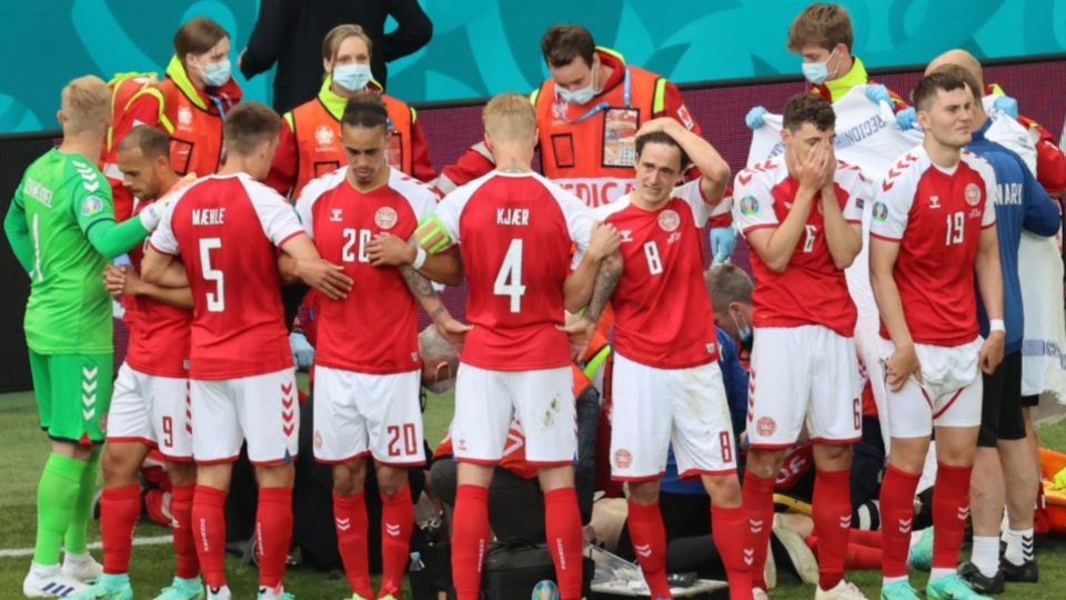 En redes sociales se difundió el dramático momento que siguió al colapso del jugador en el campo. FOTO: Twitter