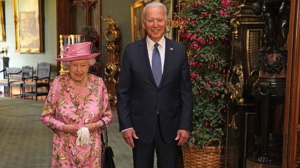 Reina Isabel II y Joe Biden en el castillo de Windsor. Foto: AFP