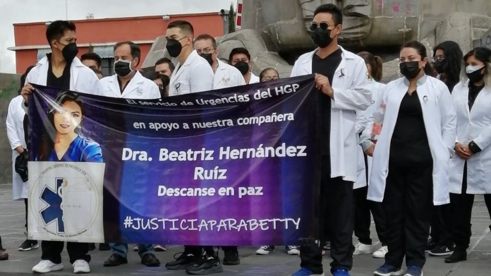 Con pancartas, mantas y cartulinas, los médicos salieron del Hospital General de Pachuca y se dirigieron a la explanada de Plaza Juárez. Foto: @AnaGarces92