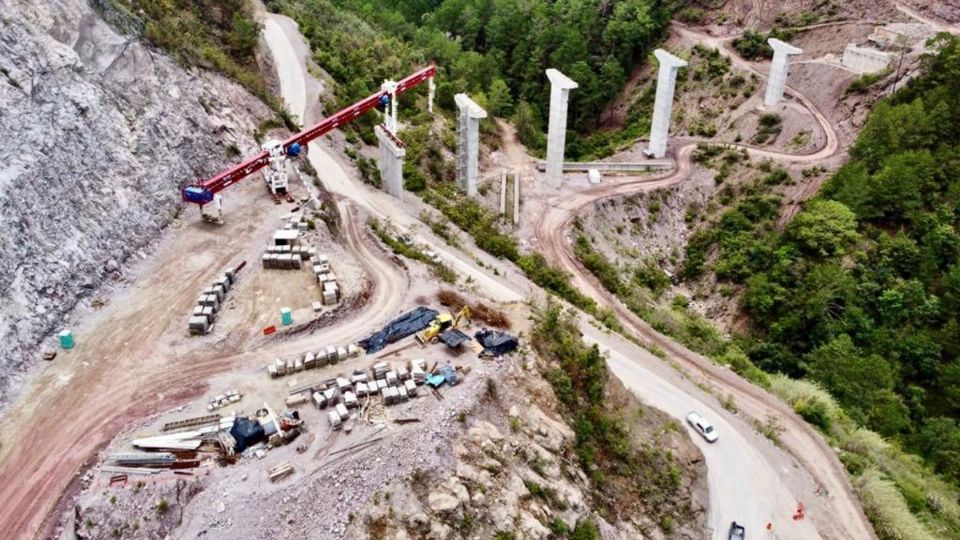 La SCT informó que entre las obras está la pavimentación de caminos a Cabeceras Municipales. Foto: Especial