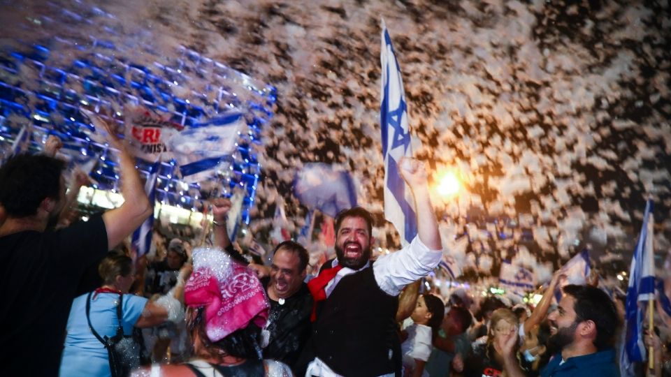 TEL AVIV. Los israelíes celebraron ayer la llegada de un nuevo gobierno y la caída de Netanyahu. Foto: AP
