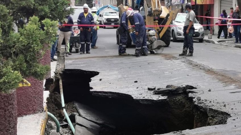 Lluvias forman enorme socavón en calles de Iztapalapa; la alcaldía ya trabaja para taparlo: VIDEO