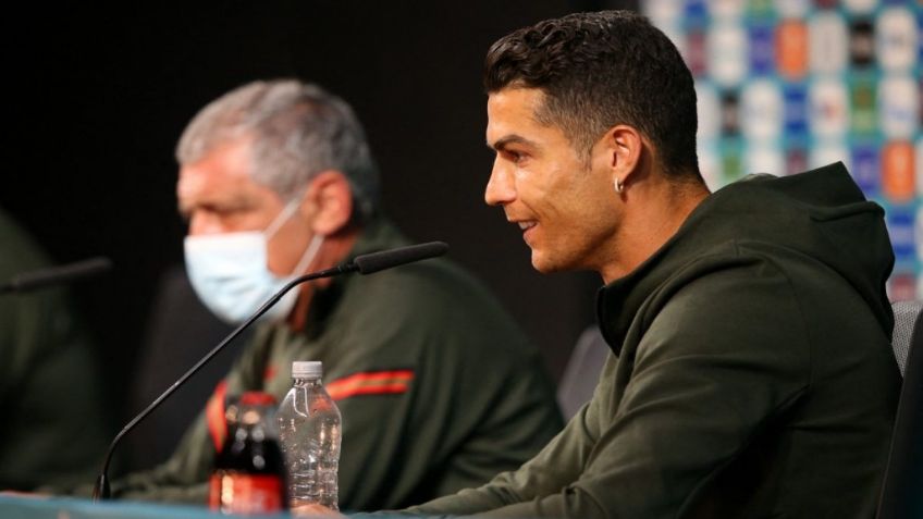 Cristiano Ronaldo quita refresco, patrocinador de la Eurocopa, durante conferencia de prensa: VIDEO