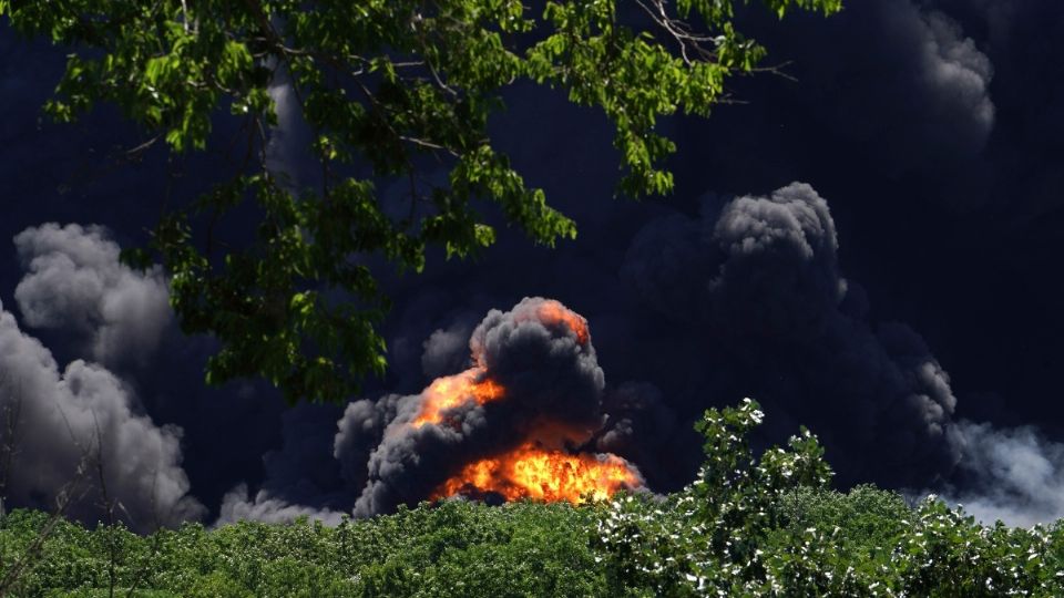 Residentes fueron evacuados por posible liberación de sustancias químicas peligrosas. Foto: AP