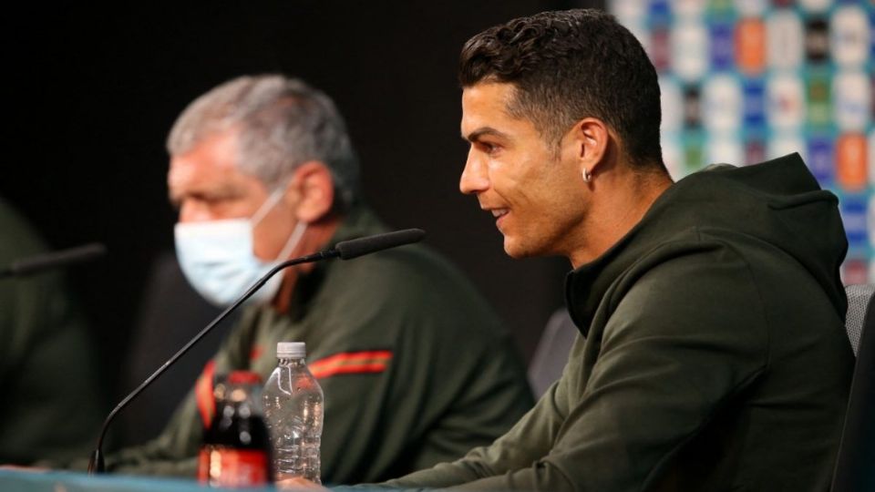 Cristiano Ronaldo no dudó en quitar los refrescos de la mesa. Foto: AFP