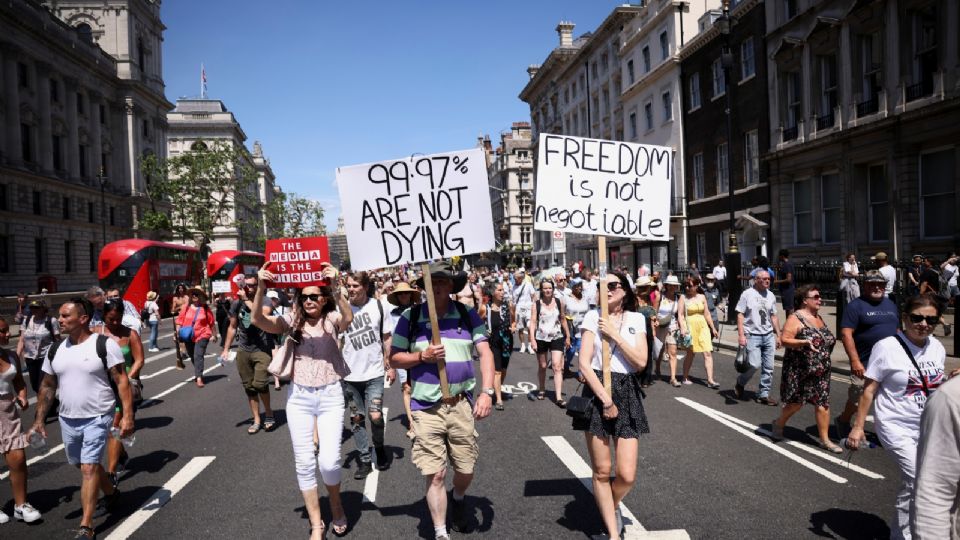 Británicos protestaron ayer contra el retraso del desconfinamiento y las vacunas.