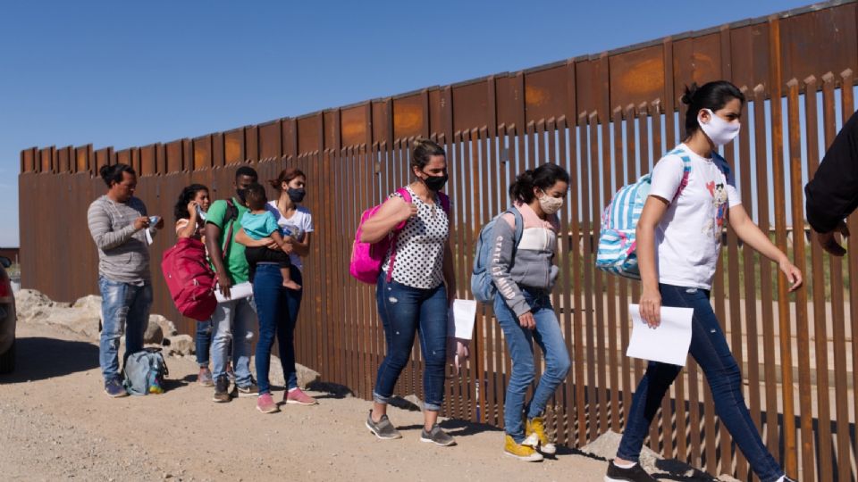 Un grupo de migrantes brasileños solicitó asilo a EU en la frontera con México.