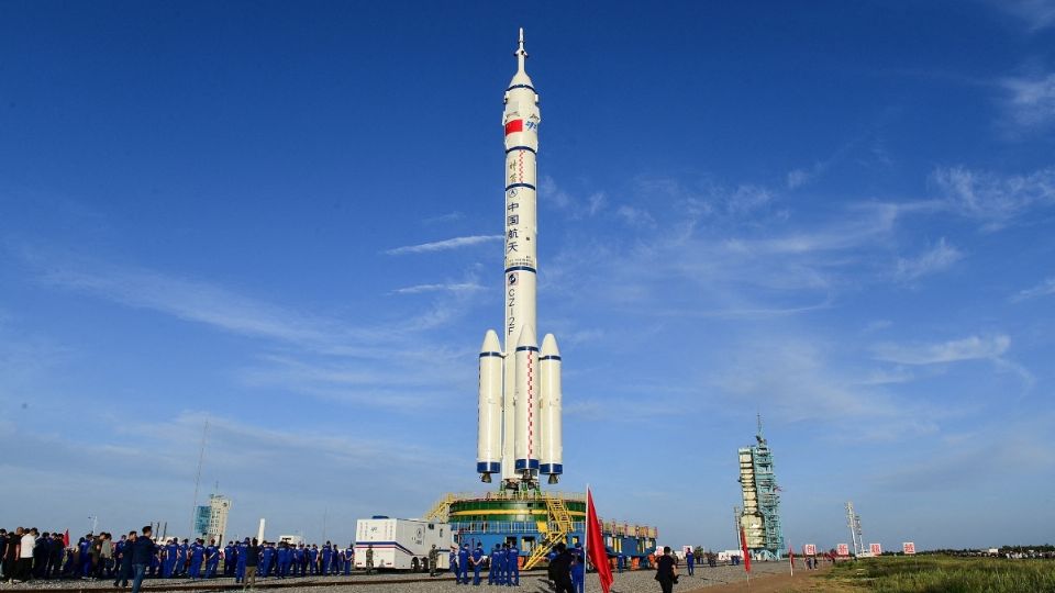 La primera tripulación de la nueva estación espacial china está lista para despegar. Foto: AFP