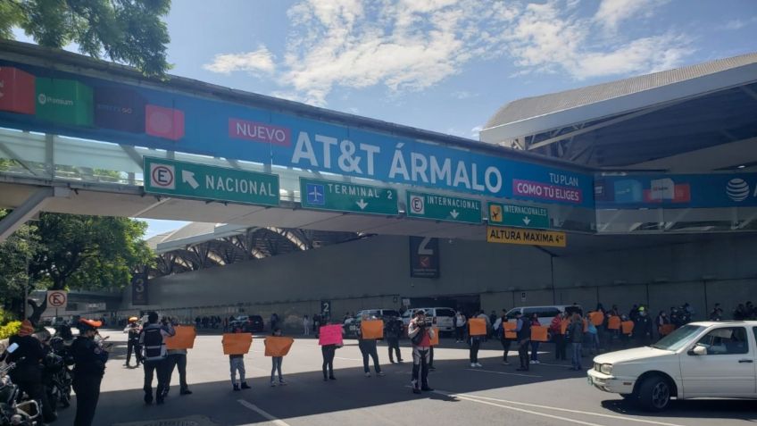 Tráfico CDMX: Manifestantes bloquean accesos a la Terminal 1 del AICM; generan severo caos vial