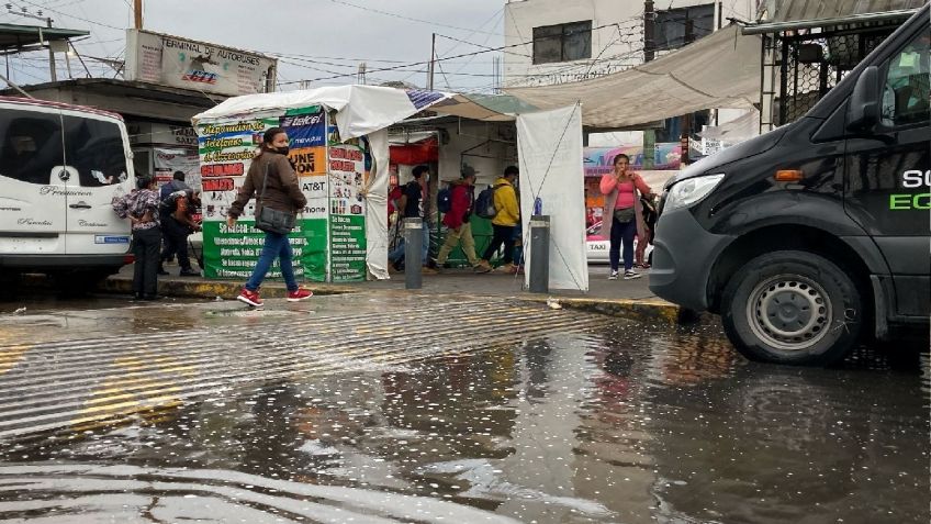 Bar se inunda por fuertes lluvias y clientes permanecen en el lugar como si nada: VIDEO