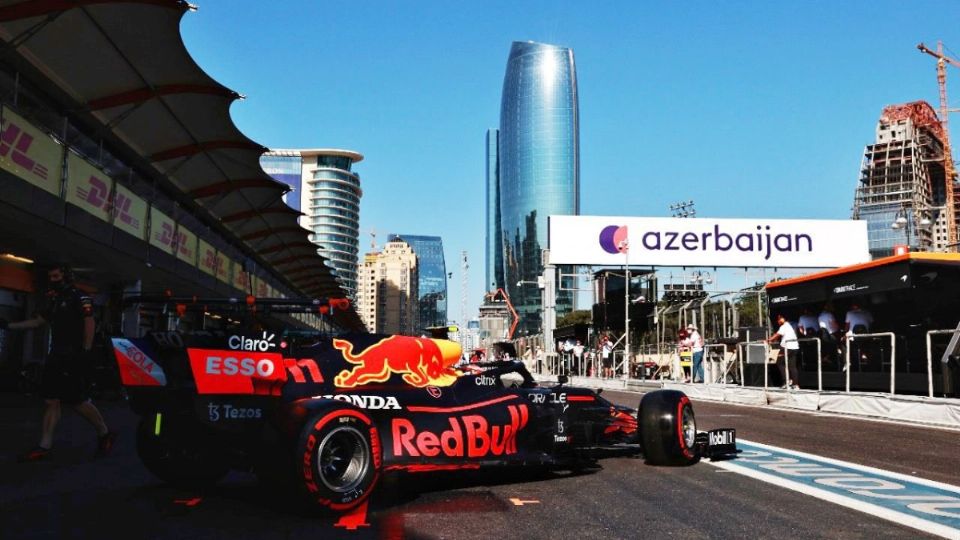 Sergio Pérez durante las prácticas en Baku. Foto: Twitter Red Bull Racing