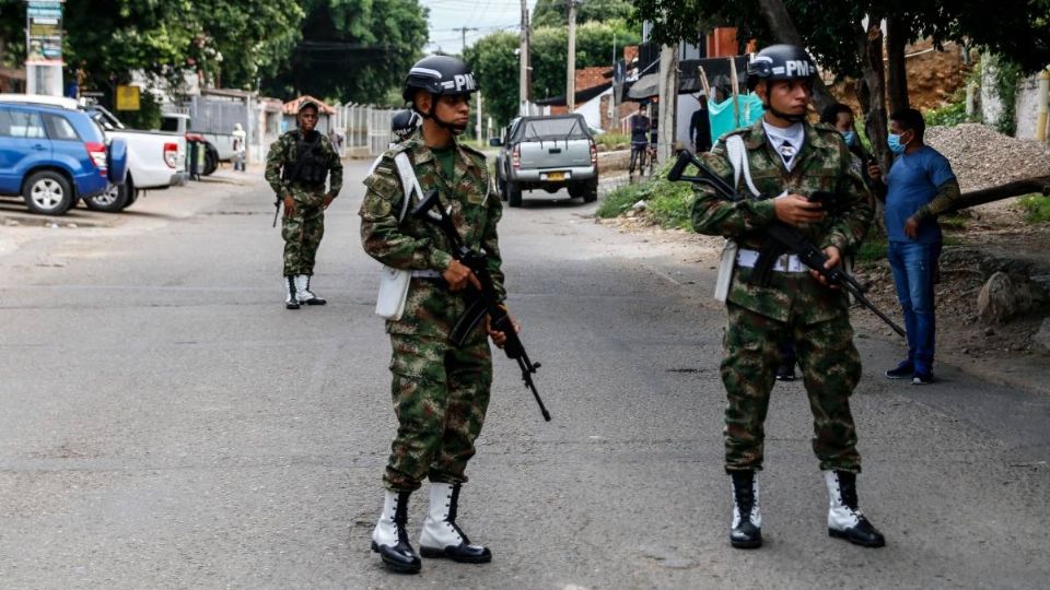 Dos de los heridos son civiles que están fuera de peligro, mientras que tres militares sufrieron graves lesiones. Foto: AFP