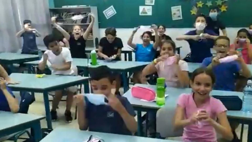 Entre gritos, risas y brincos los niños celebraron la noticia de dejar de usar subrebocas. Foto: Especial