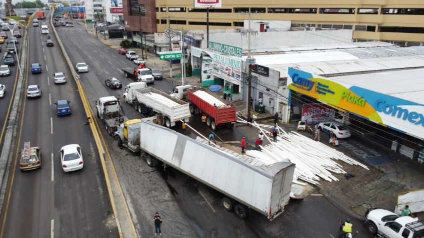 Vuelca tráiler cargado con tubos en avenida principal de Villahermosa, Tabasco