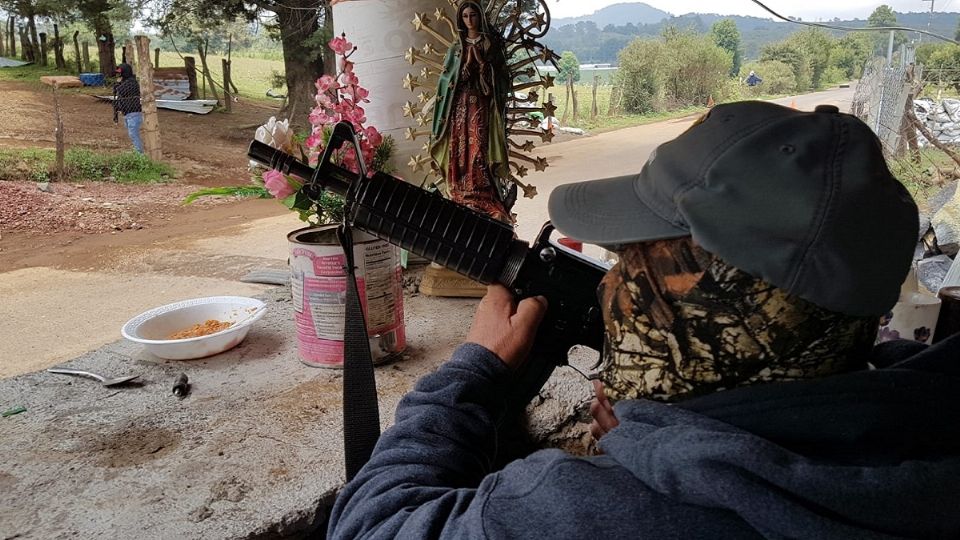 BARRICADA. Los lugareños se encargan de vigilar las entradas y salidas a las comunidades, para repeler a los cárteles. Foto: Especial