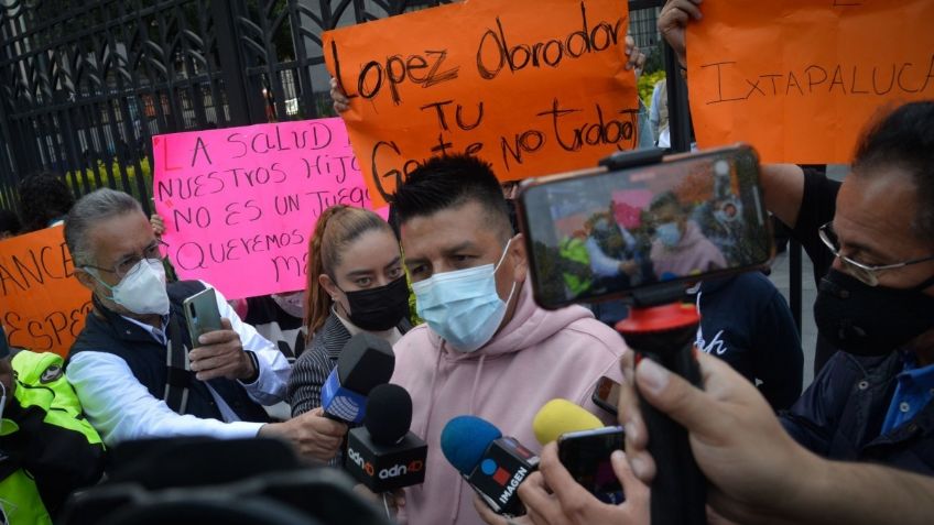 Funcionarios no tiene respeto por la vida de nuestros hijos: padres de familia con niños enfermos