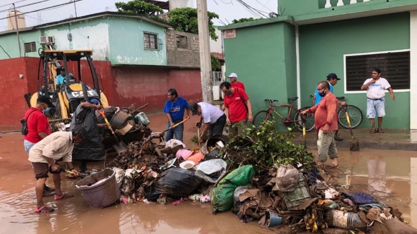 Juchitán amanece entre lodo y basura, reportan mil viviendas afectadas por desbordamiento de río