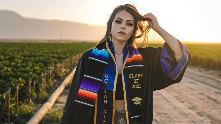 Estudiante se toma FOTOS de graduación en el campo donde trabajan sus padres