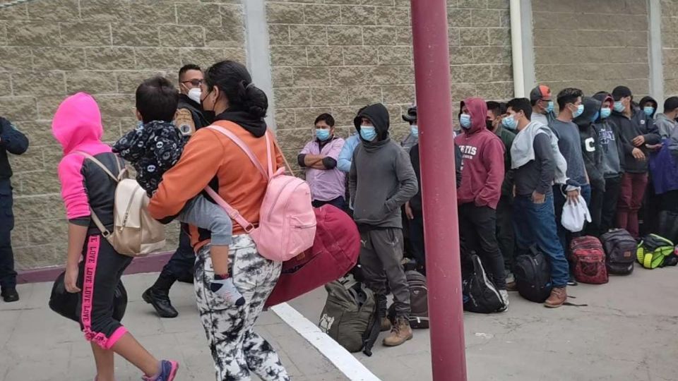 Las autoridades buscan una manera de atender a los migrantes