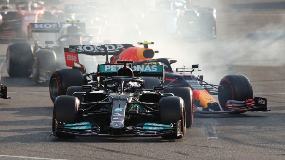 Lewis Hamilton se sigue de frente tras frenada tardia en Bakú, carrera ganada por Sergio Pérez. Foto: Fórmula 1