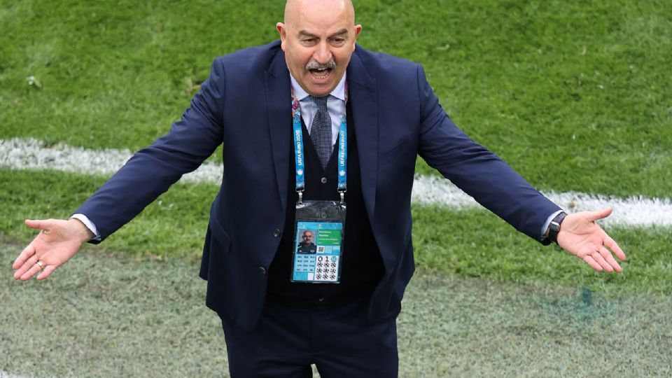 Stanislav Cherchésov le dio un buen trago a una coca previo a comenzar al conferencia de prensa