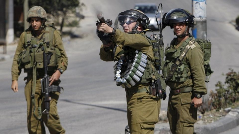 Soldados disparan a jóvenes palestinos. Foto: Especial.