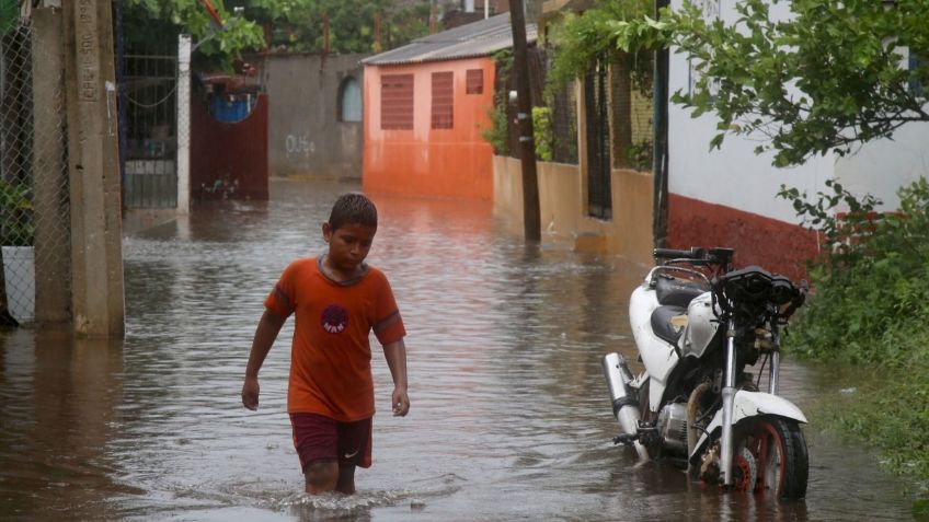 Lluvias inundan viviendas en Guerrero; se desarrolla tormenta tropical “Dolores”