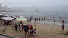 Aún con tormenta arriban turistas a Acapulco; rescatan a 4 en playa: VIDEO