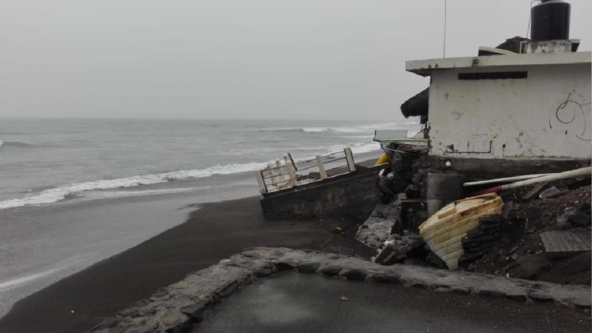 Olas de hasta 4 metros registran playas de Colima por tormenta tropical “Dolores”