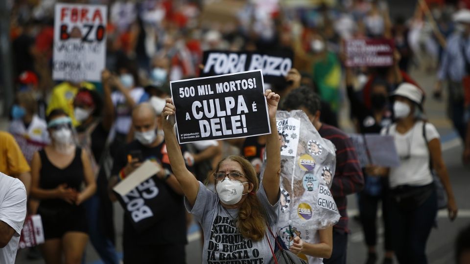 Decenas de miles salieron a las calles para reclamar la gestión de Jair Bolsonaro ante la pandemia. Foto: AP
