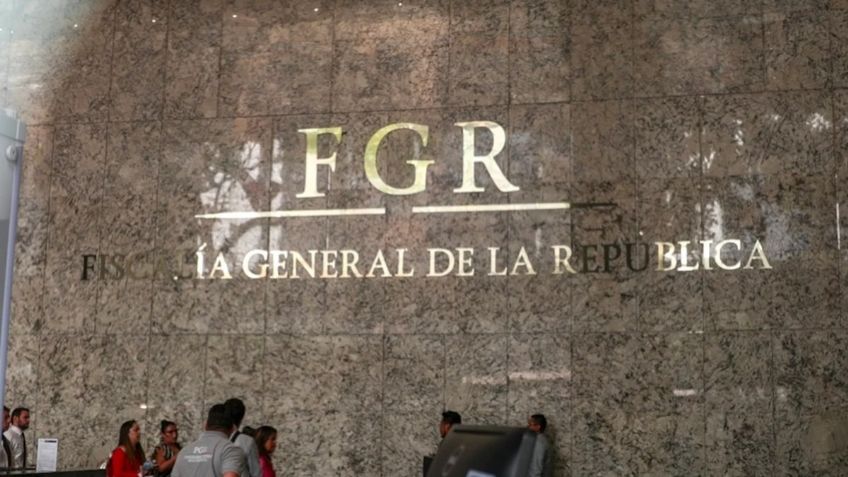 Normalistas detonan cohetones en instalaciones de la FGR