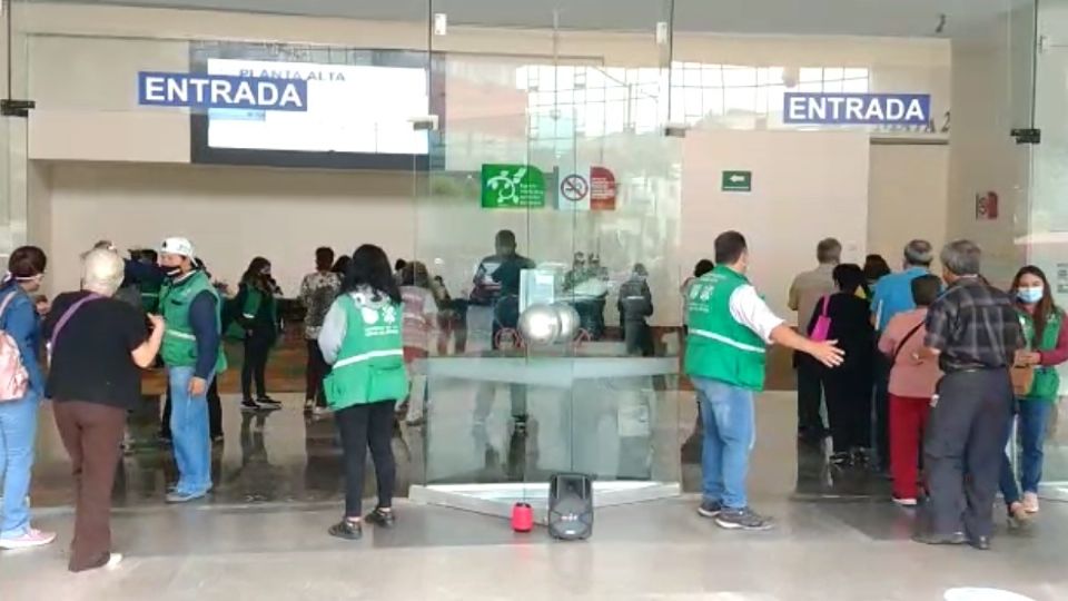 El ingreso al WTC para recibir la vacuna fue agilizado por persona de la CDMX. Foto: Gerardo Suárez